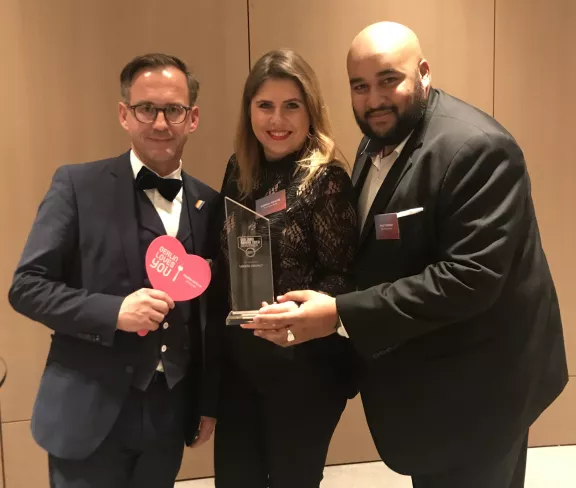 visitBerlin-Hotelbetreuerin Sabrina Mehlitz und Philip Ibrahim, Sprecher der AG, nahmen den Award entgegen