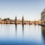 Bootsfahrt an der Oberbaumbrücke mit Lichtern 
