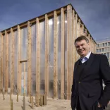 visitBerlin-Geschäftsführer Burkhard Kieker vor dem House-of-One-Pavillon