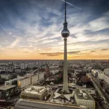 Foto: Berlin bei Sonnenuntergang mit Blick auf den Fernsehturm