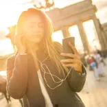 Junge Frau am Brandenburger Tor