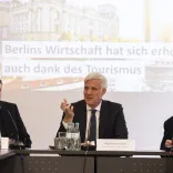 Pressegespräch, Tourismus-Bilanz Berlin 2022, 23. Februar 2023, Wirtschafssenator Stephan Schwarz (m.), visitBerlin-Geschäftsführer Burkhard Kieker (l.), Christian Tänzler, visitBerlin-Pressesprecher (r.)