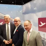 Burkhard Kieker, CEO von visitBerlin, und Wirtschaftssenator Stefan Schwarz treffen Easyjet-Deutschlandchef Stephan Erler am BER- und Berlin-Stand der ITB Burkhard Kieker, CEO von visitBerlin, und Wirtschaftssenator Stefan Schwarz treffen Easyjet-Deutschlandchef Stephan Erler am BER- und Berlin-Stand der ITB