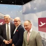 Burkhard Kieker, CEO von visitBerlin, und Wirtschaftssenator Stefan Schwarz treffen Easyjet-Deutschlandchef Stephan Erler am BER- und Berlin-Stand der ITB