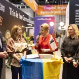 Burkhard Kieker (visitBerlin), Marianna Oleskiv (Vorsitzende der State Agency Tourism Development Ukraine), Franziska Giffey (Senatorin für Wirtschaft), Maryna Radova (Kyiv state administration tourism), Sabine Wendt (visitBerlin) Burkhard Kieker (visitBerlin), Marianna Oleskiv (Vorsitzende der State Agency Tourism Development Ukraine), Franziska Giffey (Senatorin für Wirtschaft), Maryna Radova (Kyiv state administration tourism), Sabine Wendt (visitBerlin)