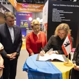 Marianna Oleskiv (State Agency Tourism Development Ukraine), Burkhard Kieker (visitBerlin), Franziska Giffey (Senatorin für Wirtschaft), Maryna Radova (Kyiv state administration for tourism), Sabine Wendt (visitBerlin) Marianna Oleskiv (State Agency Tourism Development Ukraine), Burkhard Kieker (visitBerlin), Franziska Giffey (Senatorin für Wirtschaft), Maryna Radova (Kyiv state administration for tourism), Sabine Wendt (visitBerlin)