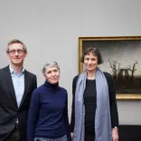 Dr. Ralph Gleis, Direktor der Alten Nationalgalerie, Restauratorin Dr. Kristina Mösl und Kuratorin Dr. Birgit  Verwiebe vor dem Gemälde „Abtei im Eichwald“ von Caspar David Friedrich in der Alten Nationalgalerie 