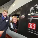visitBerlins CEO Burkhard Kieker mit Siegrid Zscherneck, die den Zug Richtung Paris steuert visitBerlins CEO Burkhard Kieker mit Siegrid Zscherneck, die den Zug Richtung Paris steuert