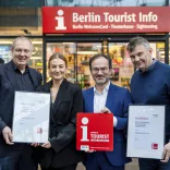 Mit Auszeichnung:  Matthias Goeze, Prokurist von visitBerlin, Theres Wolf, Leiterin der Berlin Tourist Infos bei visitBerlin, Norbert Kunz, Geschäftsführer des Deutschen Tourismusverbands, und Burkhard Kieker, Geschäftsführer von visitBerlin