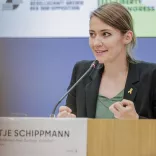 Antje Schippmann präsentiert das Programm der Berlin Freedom Week