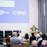 Der Leiter Kommunikation des BND, Martin Heinemann, eröffnet das BND-Event „Freiheit. Sicherheit. Dialog.“ am 10. November 2025 im BND-Besucherzentrum in Berlin-Mitte