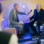 Rainer Eppelmann, ehemaliger DDR-Bürgerrechtler und letzter Verteidigungsminister der DDR, gibt ein Interview an eine Schule, welche selbst nicht vor Ort sein konnte