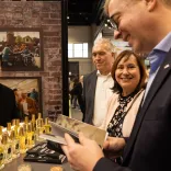 Stefan Evers, Senator für Finanzen, besucht den visitBerlin-Stand auf der ITB