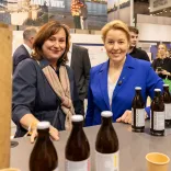 visitBerlins CEO Sabine Wendt mit Wirtschaftssenatorin Franziska Giffey auf der ITB am Berlin-Stand