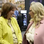 visitBerlins CEO Sabine Wendt mit Berlins Kultursenatorin Sarah Wedl-Wilson am Berlin-Stand auf der ITB