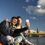 Gay-Pärchen unterwegs in Berlin-Friedrichshain