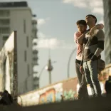 Gay-Pärchen unterwegs in Berlin-Friedrichshain- farbreduziert