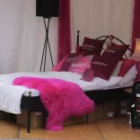 visitBerlin-Pink Pillow-Stand auf dem Lesbisch-Schwulen-Stadtfest