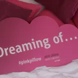 visitBerlin-Pink Pillow-Stand auf dem Lesbisch-Schwulen-Stadtfest