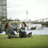 Frauenpärchen im Treptower Park