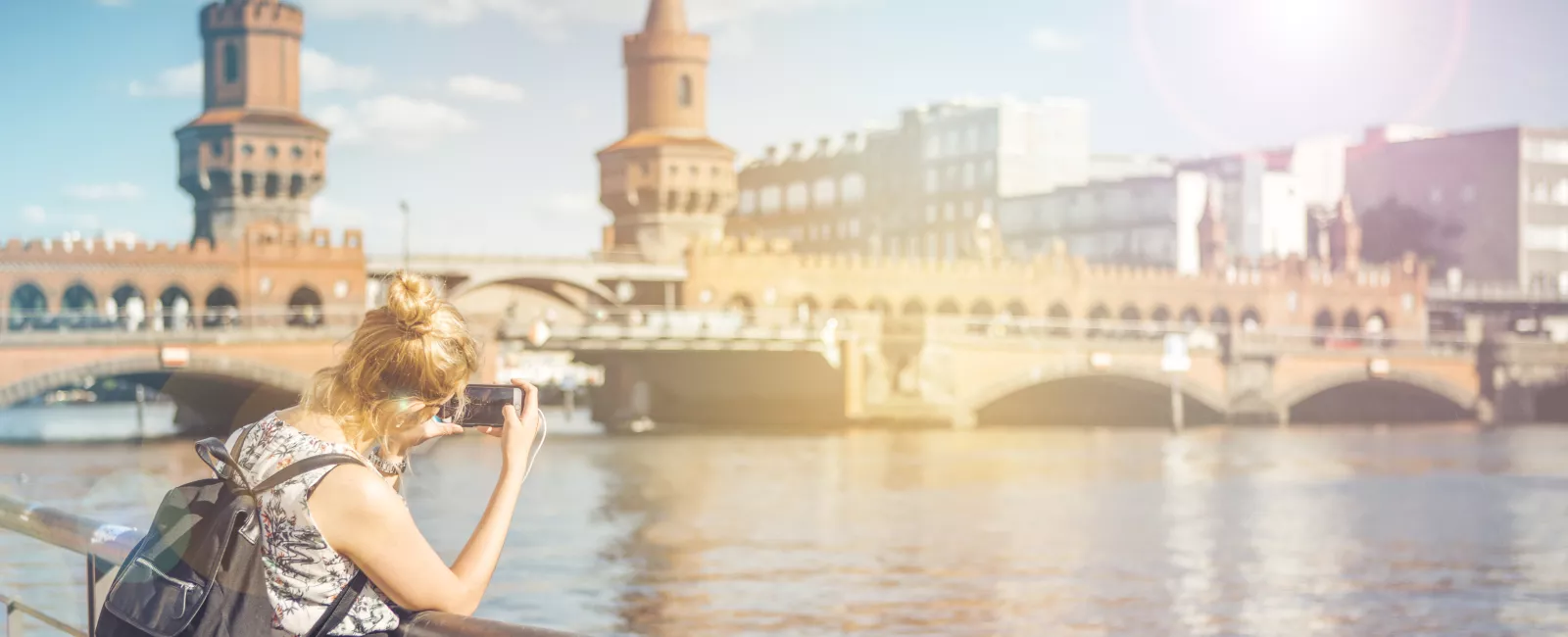 Foto: Spree; Oberbaumbrücke; Fotografie; Fotografin; Touristin; Sonne; Sommer; Sonnenschein; Gegenlicht; Ubahn