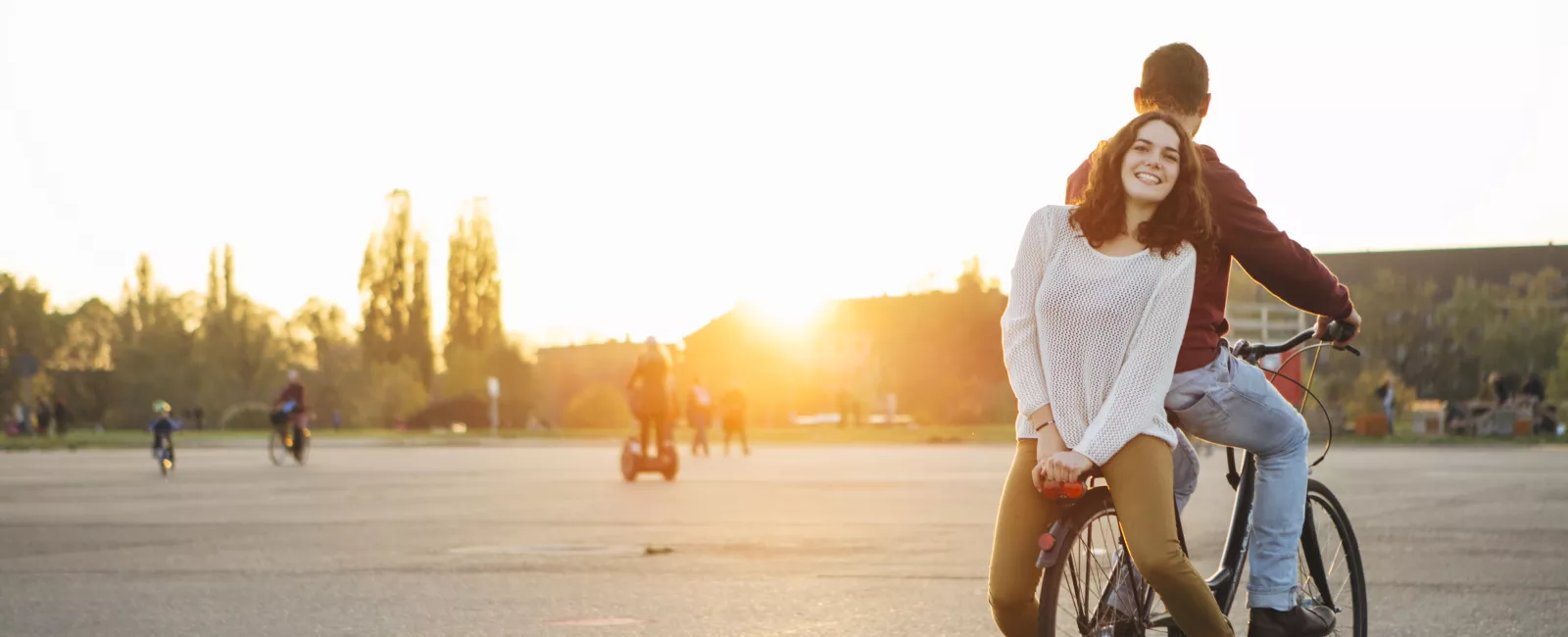 Zwei Teenager auf dem Fahrrad