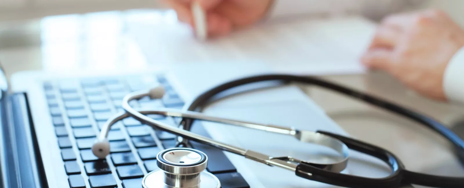 Arzt am Rechner