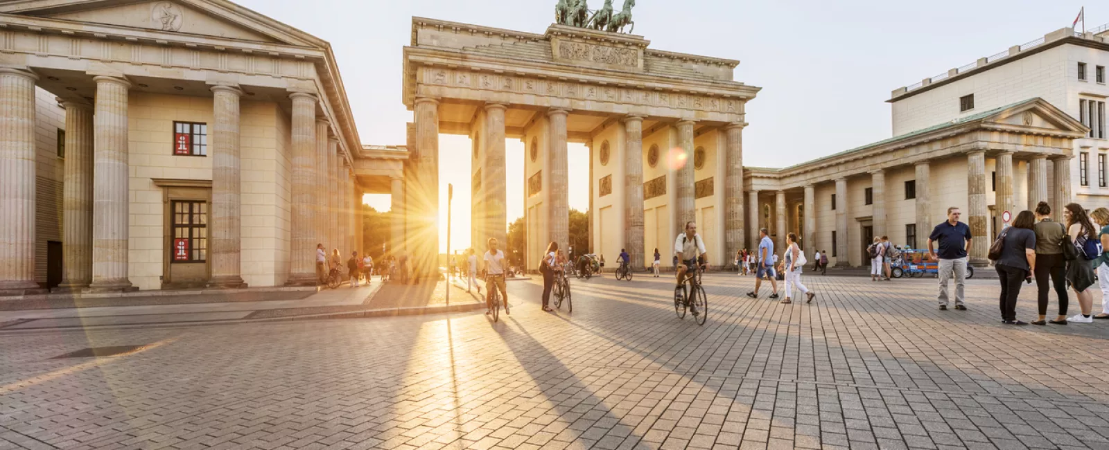 Berlin-Gäste vor dem Brandenburger Tor