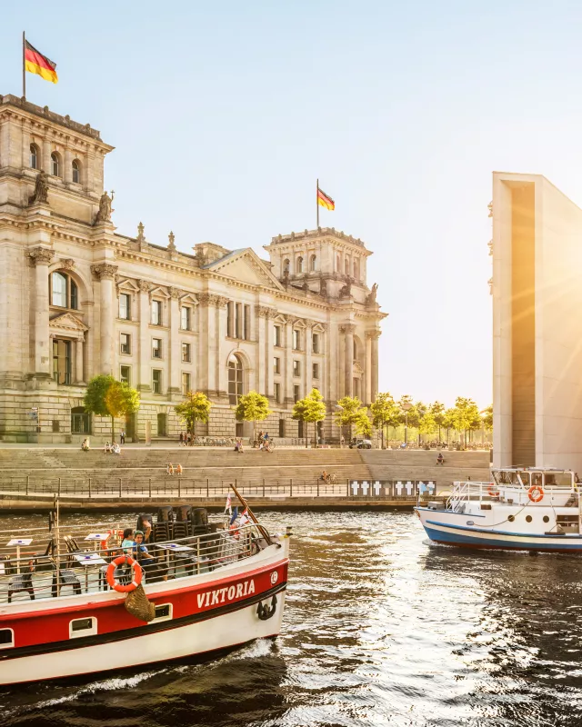 zwei Schiffer vor Berliner Reichstag mit Sonnenschein
