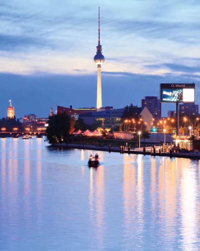Blick von der Oberbaumbrücke auf die Spree bei Nacht