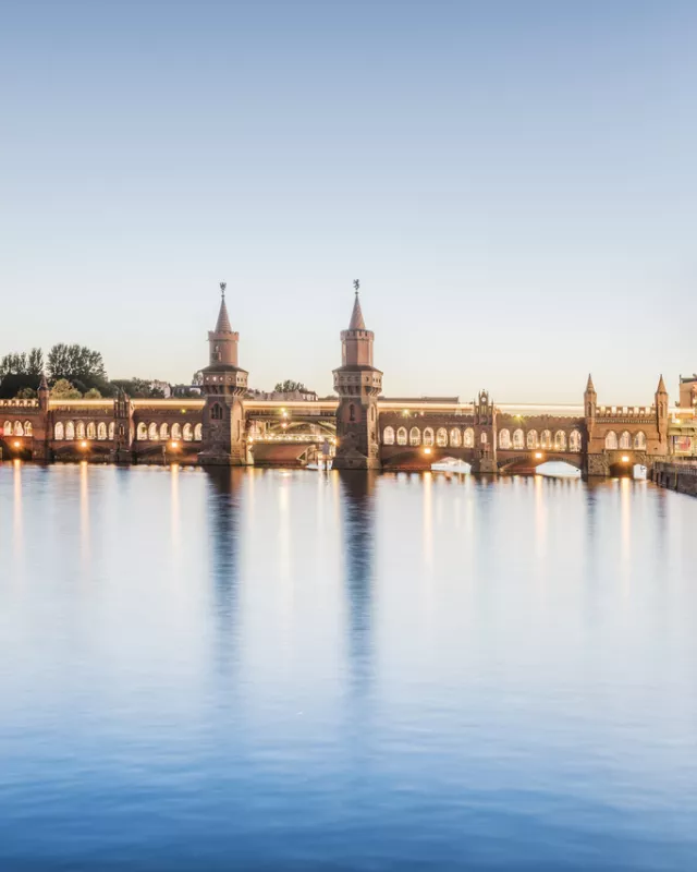 Bootsfahrt an der Oberbaumbrücke mit Lichtern 