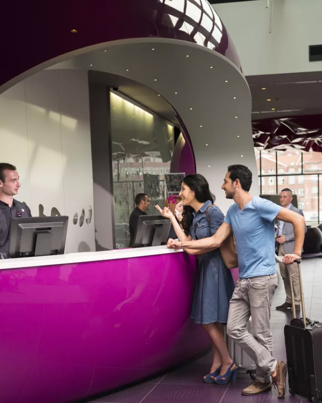 Rezeption, nhow-Hotel, junges Paar