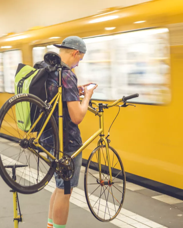 Fahrradkurier mit Smartphone