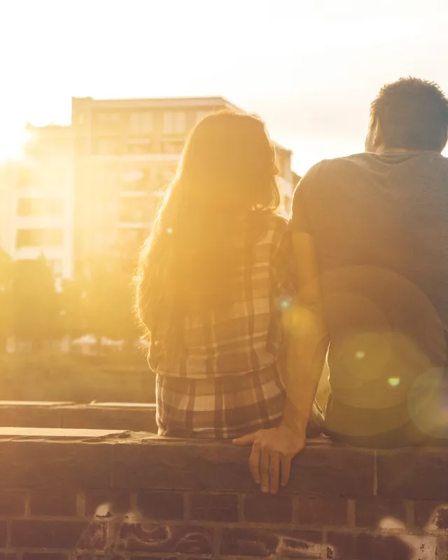 Zwei Menschen im Sonnenlicht