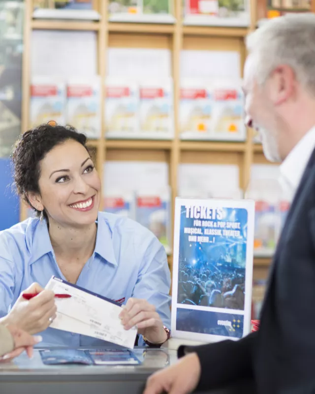 visitBerlin-Mitarbeiterin berät Berlin-Besucher