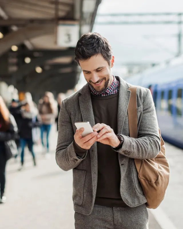 Mann guckt auf Smartphone