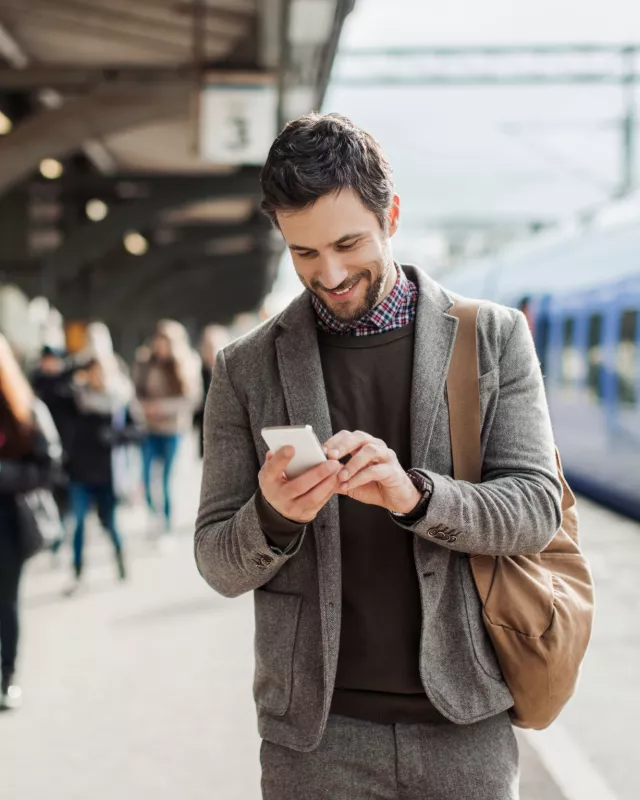 Mann guckt auf Smartphone