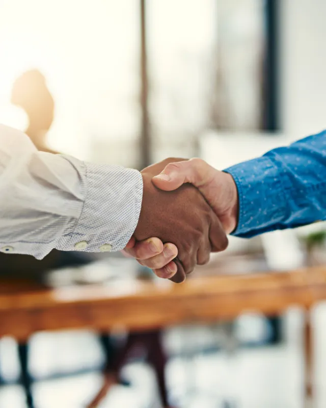 Handschlag zwischen Vertragspartnern