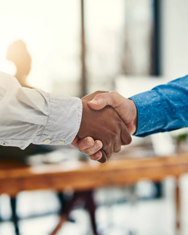 Handschlag zwischen Vertragspartnern