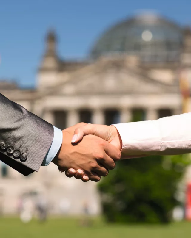 Foto: Handshake vor dem Reichstag in Berlin 