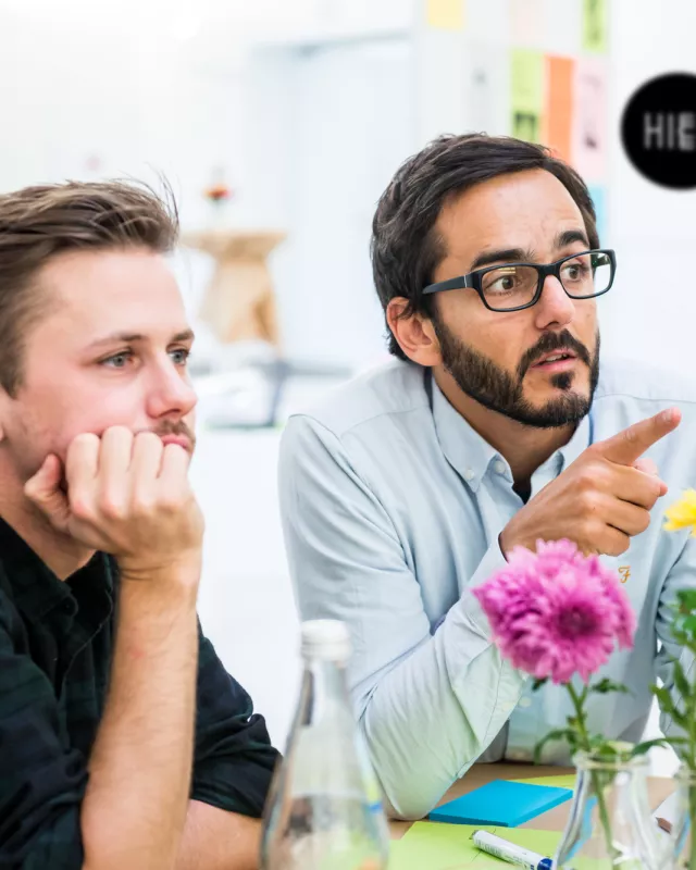 Foto: HIER Meeting mit Blumen auf dem Tisch