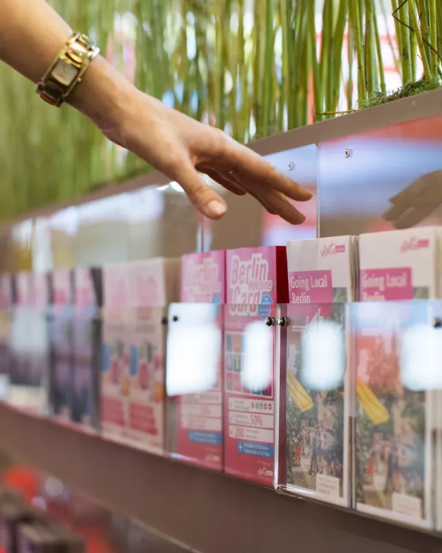 Kundin greift nach Broschüren