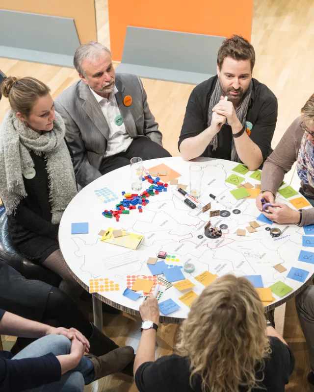 Foto: Gesprächsrunde am runden Tisch 