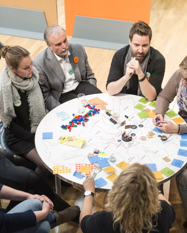 Foto: Gesprächsrunde am runden Tisch 