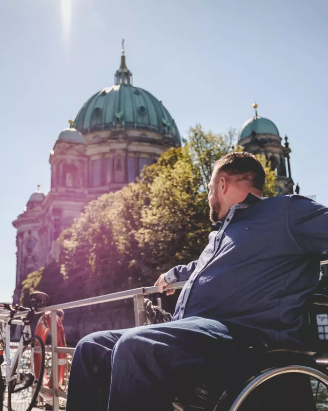 Foto: Barrierefrei im Rollstuhl am Berliner Dom