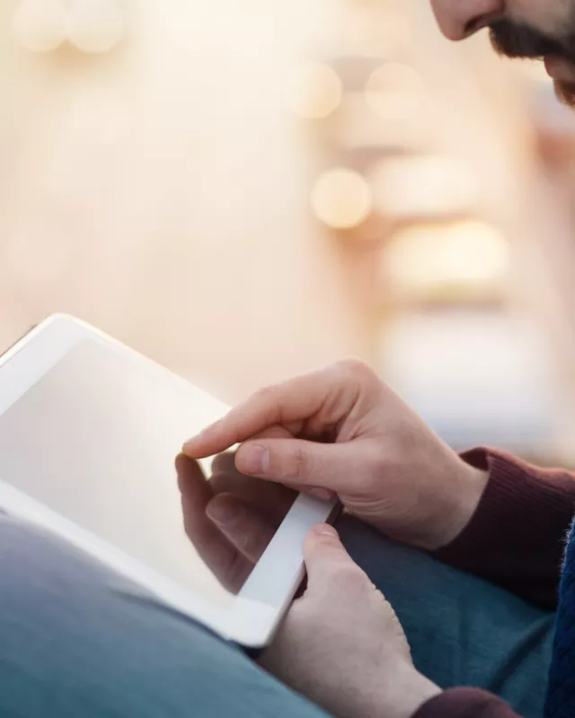 Kalender und Tickets digital Foto: Mann mit Tablet