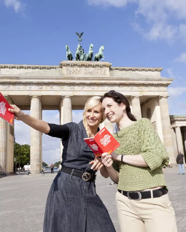 Foto: Touristen vor dem Brandenburger Tor