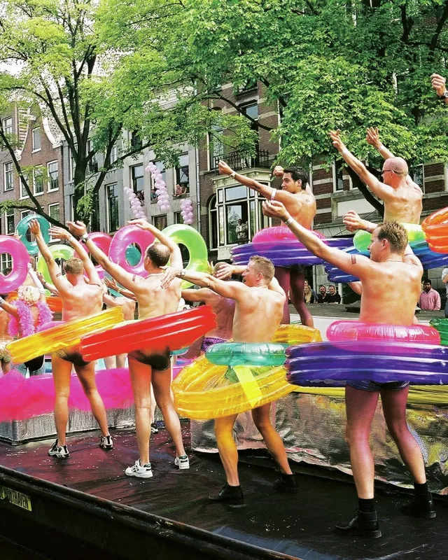 Männer tanzen auf einem Boot bei der Gay Pride in Amsterdam