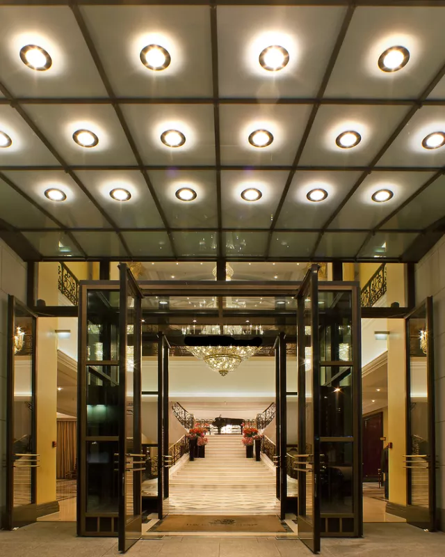 Rith-Carlton Eingang Portal beleuchtet