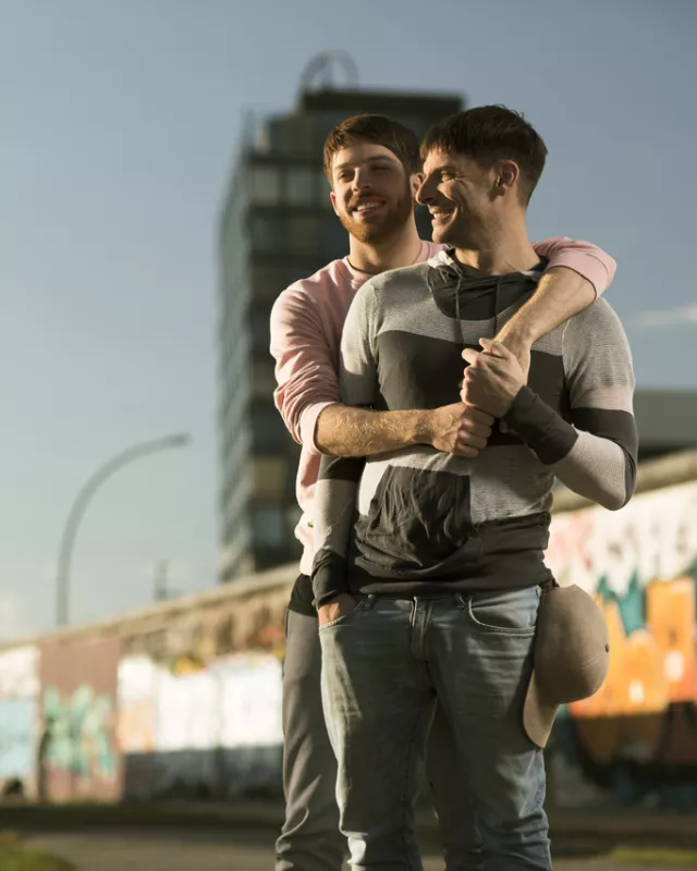 Gay-Pärchen unterwegs in Berlin-Friedrichshain